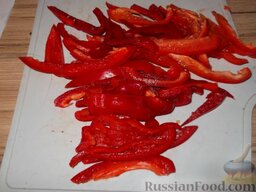Лечо «Объедение»: Вымыть 3 кг болгарского перца, очистить от семечек и нарезать лапшой (0,5–1 см).