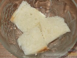 Гаспаччо по-андалузски: С хлеба срезать корки. Подготовленный хлеб размочить в воде.
