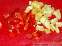Гаспаччо по-андалузски: Сладкий перец нарезать, удалить семена.