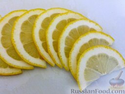 Скумбрия, запеченная в фольге: Нарезать лимон полукружочками.