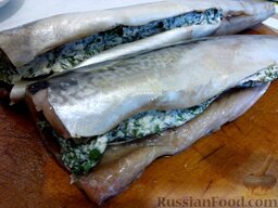 Скумбрия, запеченная в фольге: Брюшко рыбы заполнить смесью зелени укропа, петрушки и  сливочного масла.