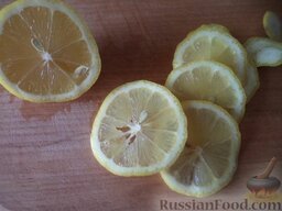 Лимонад классический: Лимоны вымыть, нарезать на тонкие кружочки.