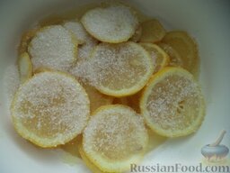 Лимонад классический: Лимоны посыпать сахаром.