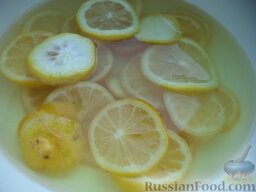 Лимонад классический: Вскипятить воду. Залить лимоны кипятком.