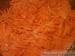 Котлеты морковные с сыром: Как приготовить морковные котлеты с сыром:    Очистите морковь, тонко нарежьте ломтиками или соломкой.