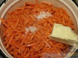 Котлеты морковные с сыром: Залейте горячим молоком, добавьте масло, сахар, соль. Накройте крышкой и тушите до готовности (20-30 минут)на среднем огне. Каждые 5-10 минут перемешивайте морковь, чтобы она не подгорела. Если необходимо, долейте еще молока или воды.