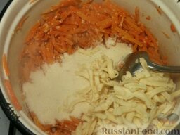 Котлеты морковные с сыром: Когда морковь будет готова, всыпьте манную крупу и тертый сыр и, помешивая, варите на слабом огне 2-3 минуты.