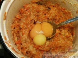 Котлеты морковные с сыром: Затем добавьте яичные желтки, хорошо перемешайте и охладите.