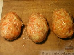 Котлеты морковные с сыром: Из охлажденной массы приготовьте котлеты.