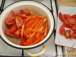 Лечо «Ленивое»: 1,5 кг приготовленных помидоров и перец смешать и выложить в кастрюлю. Если помидоры не очень сочные, влить 0,5-1 стакан воды.
