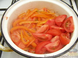 Лечо «Ленивое»: Довести до кипения. Варить на очень слабом огне, помешивая, 10 минут. После этого добавить остальные нарезанные ломтиками помидоры. Перемешать.