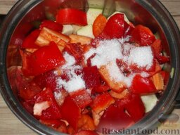 Лечо: Соединить помидоры, кабачки и перец. Добавить масло, сахар, соль и все кипятить 30 – 40 минут.