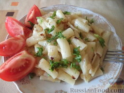 Макароны с салом и луком: Выложить макароны с салом и луком на тарелки. Украсить блюдо из макарон ломтиками помидоров.  Приятного аппетита!