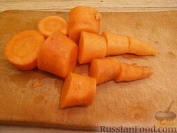Аджика «Пальчики оближешь»: Морковь помыть, очистить, нарезать.