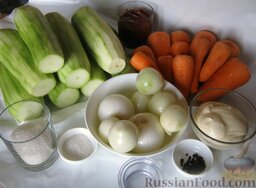 Икра кабачковая с майонезом (с морковью): Для приготовления кабачковой икры понадобятся кабачки, морковь, лук, майонез, томатная паста, уксус, сахар, соль и перец.