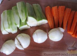 Икра кабачковая с майонезом (с морковью): Кабачки, морковь и лук порезать таким образом, чтобы можно было пропустить через мясорубку.