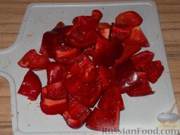 Мамино лечо: Как приготовить лечо на зиму с томатной пастой:    7,5 кг неочищенного стручкового сладкого перца очистить, удалив плодоножку, сердцевину и семечки.