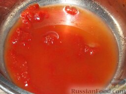 Мамино лечо: Сделать маринад: соединить 2 литра воды, соль, сахар, томатную пасту и уксус.