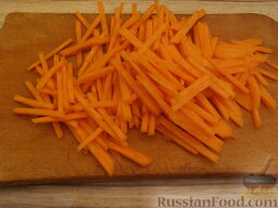 Лечо «Домашнее»: Сырую морковь очистите, промойте, нарежьте соломкой.