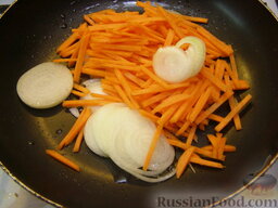 Лечо «Домашнее»: В сковороде разогрейте растительное масло. Лук и морковь спассеруйте в глубокой сковороде с маслом. Для этого подготовленные овощи, помешивая, обжаривайте на среднем огне 10 минут.