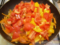 Лечо «Домашнее»: Добавьте также мелко нарезанные перец и помидоры.
