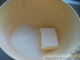 Кекс «Творожный»: В миску выложите мягкое масло, сахар и ваниль (или ванильный сахар).