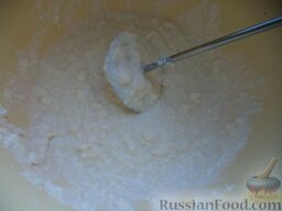Кекс «Творожный»: Разотрите масло с сахаром и ванилью (ванильным сахаром) до получения однородной массы.
