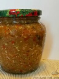 Икра из стручковой фасоли: Горячую икру из стручковой фасоли разлить в стерилизованные банки и закатать.