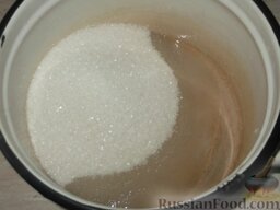 Зефир: Как приготовить зефир (рецепт с желатином):    Сахарный песок залейте водой, поставьте на средний огонь и варите в течение 10–15 минут.
