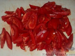 Лечо (помидорное): 0,75 кг помидоров нарезать соломкой.