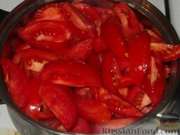 Лечо (помидорное): В кастрюлю добавить остальные нарезанные помидоры, перемешать.