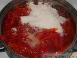 Лечо (помидорное): Всыпать сахар, соль и варить помидорное лечо еще 30 минут.