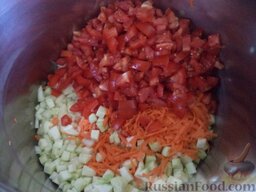 Икра из баклажанов и кабачков: Выложить в кастрюлю и смешать кабачки, лук, томаты и морковь. Налить растительное масло.