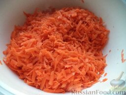 Икра из баклажанов и кабачков: Морковь очистить, помыть, натереть на крупной терке.
