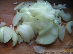 Салат из огурцов: Как приготовить салат из огурцов на зиму:    Лук очистить, помыть ,нарезать полукольцами.