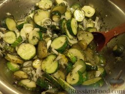 Салат из огурцов: Как только сок покроет овощи, поставить на огонь миску с салатом, довести до кипения.