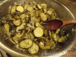 Салат из огурцов: Салат кипятить 4-5 мин. на среднем огне. Готовы огурцы сразу после того, как поменяют цвет с зеленого на оливковый.