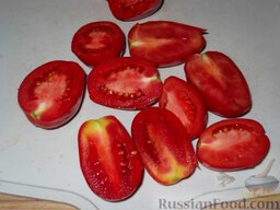 Помидоры маринованные с растительным маслом: Вымыть плотные мясистые помидоры, разрезать пополам.