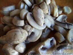 Салат «Просто чудо»: Грибы откинуть на дуршлаг. Охладить грибы, тонко нарезать (2-4 мм толщиной).