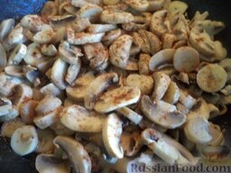 Салат «Просто чудо»: Выложить грибы в чистую сухую сковороду. Потушить подготовленные грибы на сковороде до испарения жидкости 2-3 минуты. Добавить немного сливочного или топленого масла, обжарить еще 2-3 минуты, поперчить( 1-2 щепотки). Перемешать.