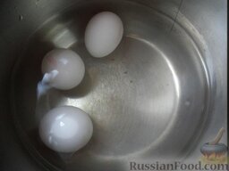 Пирожки с яйцами и зеленым луком: Приготовьте начинку. Сварите яйца вкрутую. Для этого залейте их холодной водой и варите на среднем огне после вскипания 10 минут.