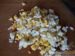 Пирожки с яйцами и зеленым луком: Яйца охладите, очистите.  Порубите сваренные вкрутую яйца, посолите их.