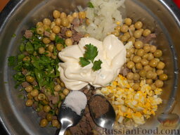 Салат из говяжьей печени и зеленого горошка: Посолить, поперчить, добавить майонез.