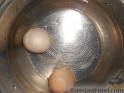 Салат из говяжьей печени и зеленого горошка: Яйца залить холодной водой, поставить на большой огонь и довести до кипения. Уменьшить огонь и сварить яйца вкрутую. Варить 7 минут. Затем слить горячую воду и сразу залить холодной.