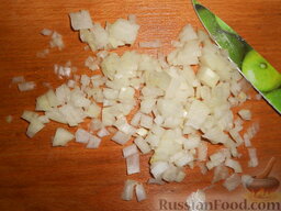 Салат из говяжьей печени и зеленого горошка: Лук очистить, вымыть, мелко нарезать.