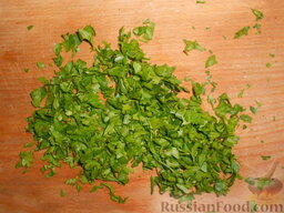 Салат из говяжьей печени и зеленого горошка: Зелень петрушки вымыть, мелко нарезать.