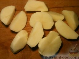 Уха из судака: Картофель очистить, вымыть, нарезать крупными дольками.