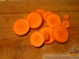 Уха из судака: Морковь очистить, нарезать толстыми кружочками.