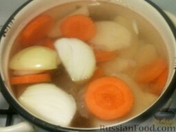 Уха из судака: Рыбу, картофель, лук и морковь положить в кастрюлю, залить 1 л воды, варить 15 минут.
