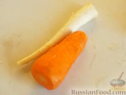 Уха из осетрины: Морковь и корень петрушки очистить, вымыть.